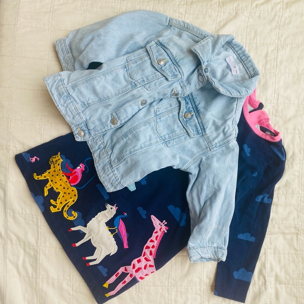 4 yr girl clothing bundle (2 Joules dresses 1 jacket 1 hoodie, 1 pair shorts)